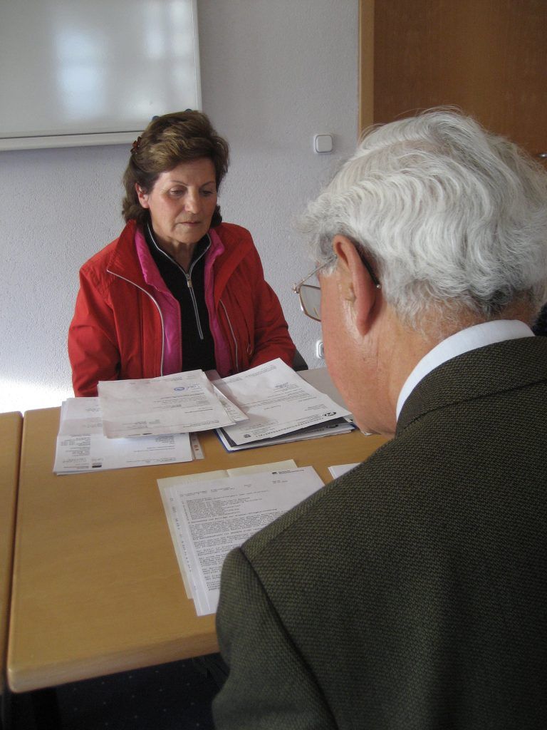 Zuhören und Unterlagen studieren. Die Arbeit der VN-Ombudsmänner ist sehr komplex. <span class="copyright">VN</span>