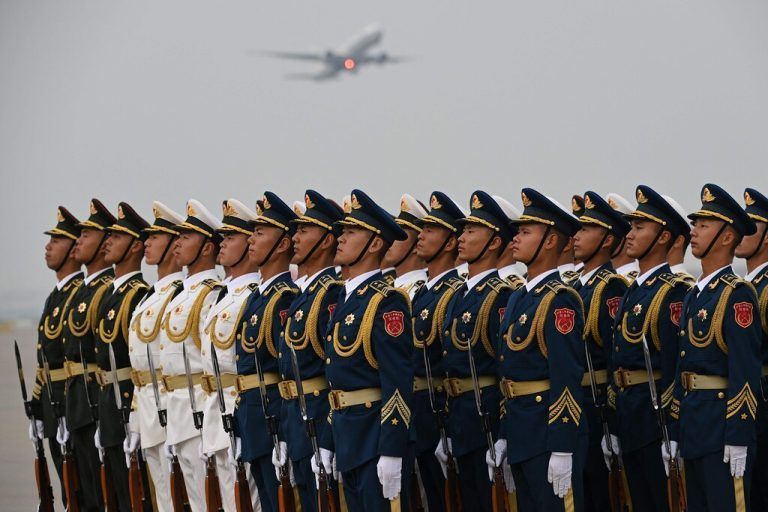Vorbereitung für den großen Auftritt: Die chinesische Ehrengarde empfängt am Flughafen von Peking eine Delegation aus Turkmenistan. AFP