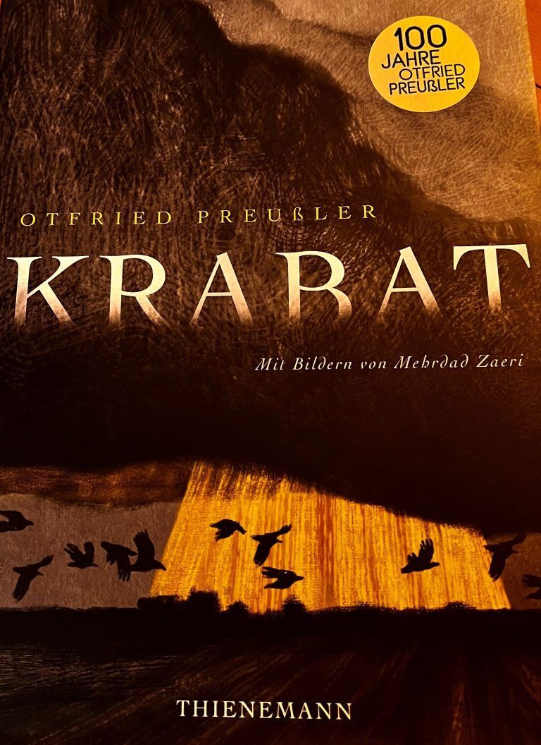 Von Mehrdad Zaeri wunderschön illustrierte Neuausgabe von "Krabat".  <span class="copyright">Thienemann Verlag</span>