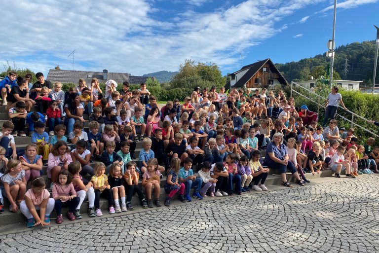 Die Schülerinnen und Schüler der Volksschule Mädle in Wolfurt bei ihrer schoolwalker-Abschlussparty.