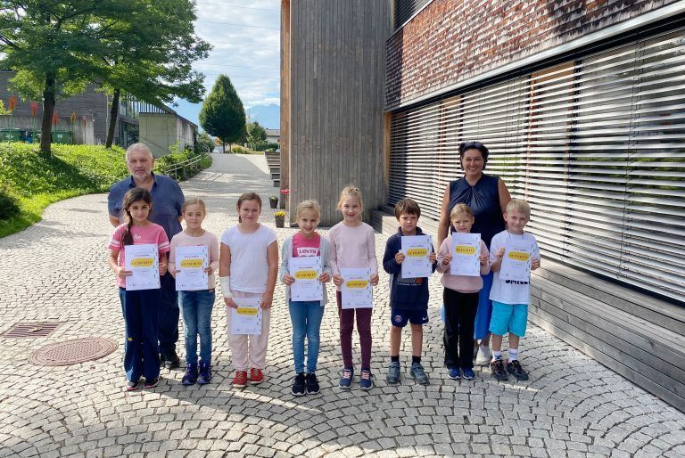 Der Wolfurter Gemeinderat Robert Hasler und die Direktorin der Volksschule Mähdle, Evelyn Lingenhel, bei der Übergabe der Gutscheine. <span class="copyright">HAPF/3</span>