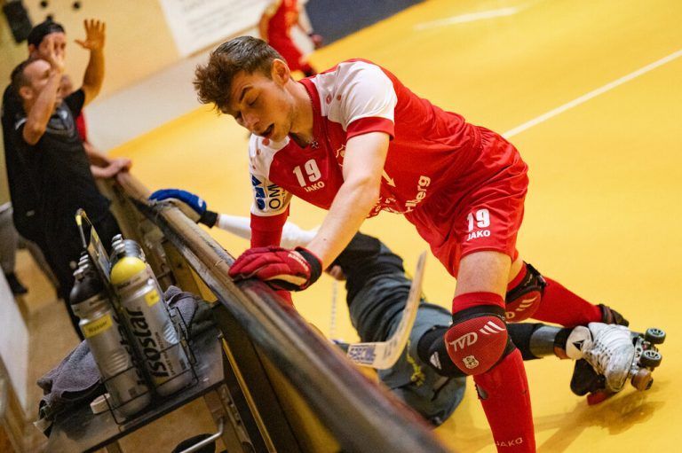 Wolfurts Kilian Laritz im Duell an der Bande.