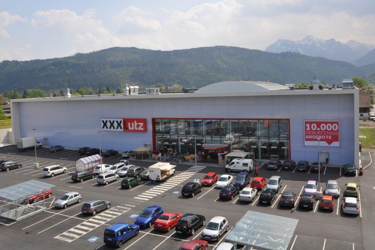 XXXLutz Am Donnerstag eröffnet Möbelhändler XXXLutz den Standort Feldkirch wieder. Auf 10.000 Quadratmetern wurde die Filiale modernisiert und auf den neuesten Stand gebracht. Zu den Highlights zählen die neue Küchenabteilung und ein neues Restaurant. xxxlutz