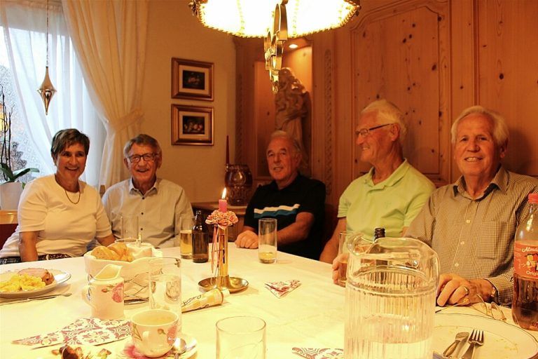 Zu den vielen Gratulanten, die dem Jubilar Othmar Moosbrugger und seiner Gattin Margit ihre Aufwartung machten, zählten auch seine langjährigen Weggefährten Heinz Schmied, Siegmar Böhler und Helmut Sinz (v. r.) STP