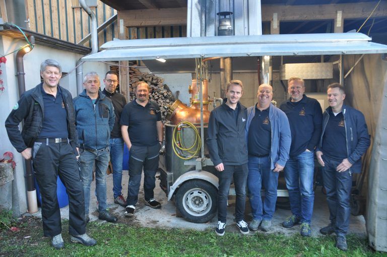 Die Edelbrenner Andreas Tschann, Hermann Oggertschnigg, Andi Radl, Michael Salcher, Philipp Tremuel, Karl-Heinz Dietrich, Peter Juffinger, und Eric Tremuel.