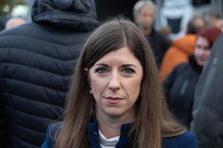 Die Zustimmung der Kollegen zuden Maßnahmen ist groß. Was ich erwarte? Dass sich die Sozialpartner wieder an den Tisch setzen. Ein faires Ergebnis ist das, worauf sich die Verhandler einigen. Jessica Lutz, Einkäuferin, Betriebsrätin