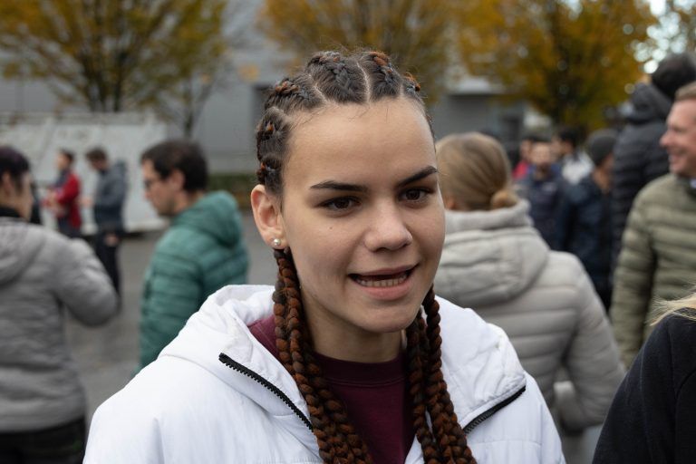 Wichtig ist es, dass wir als Arbeitnehmer ein Zeichen setzen. Wir brauchen als Lehrlinge ein Perspektive. Deshalb hoffe ich, dass die Verhandlungen schnell weitergehen. Lara Hämmerle, Lehrling, Jugendvertrauensrätin