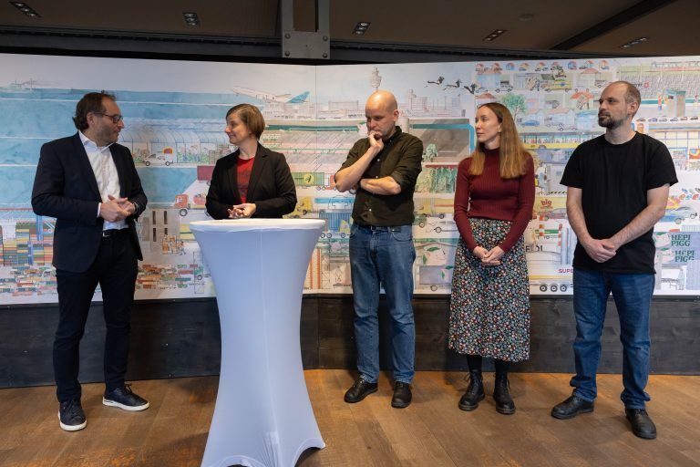 Stadtrat Alexander Juen, inatura-Direktorin Ruth Swoboda, Welthaus Vorarlberg-Geschäftsführer Martin Strele, Martina Jäger (Welthaus) und Künstler Simon Vith (v. r.) bei der Pressekonferenz <span class="copyright">VN/Hartinger.</span>