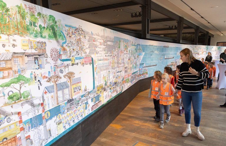 Das Wimmelbild in der inatura ist 26 Meter lang und zeigt den globalen Norden und Süden, durch ein Meer getrennt. <span class="copyright">VN/Hartinger</span>