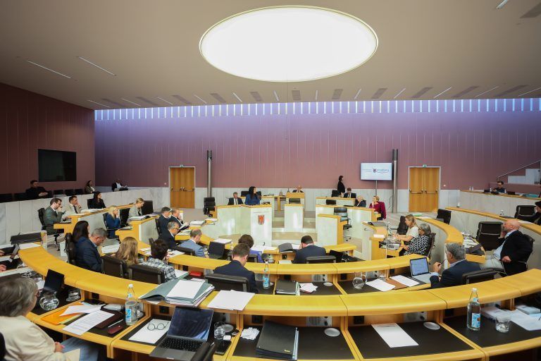 Mit einem Film wird den Besuchern die Arbeit des Landes und der Landesregierung erklärt. <span class="copyright">VN/Steurer</span>