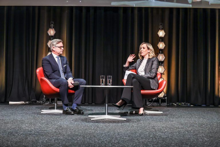 Nadja Bernhard interviewte den Finanzminister beim Wirtschaftsforum 2023. <span class="copyright">VN/Steurer</span>