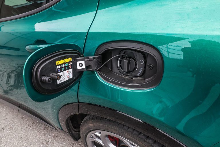 Plug-in-Hybridantrieb mit einer in der Praxis erreichten E-Reichweite von gut 50 Kilometern.