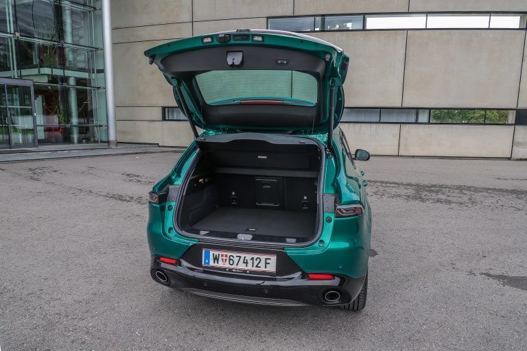Die Akkus des Plug-in-Hybridantriebs schränken den Platz im Kofferraum etwas ein.