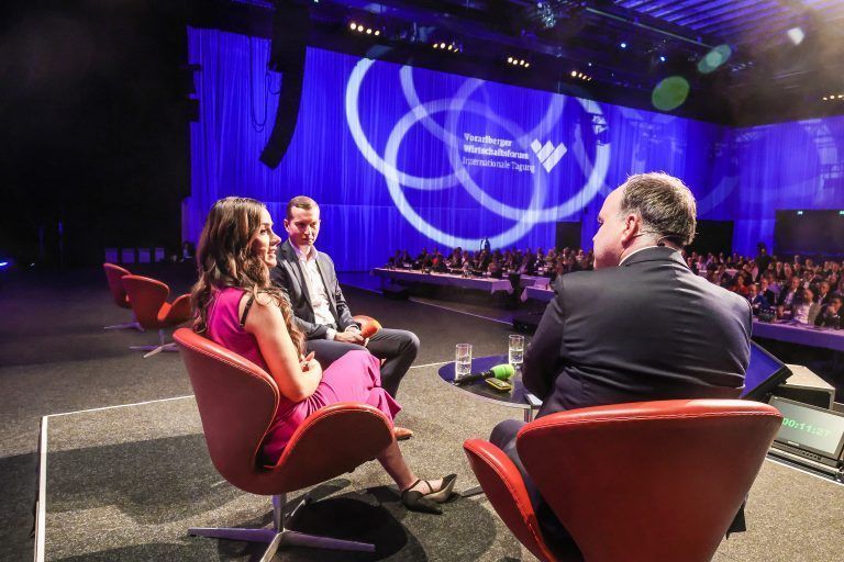 Annahita Esmailzadeh und Angelo Holzknecht im Gespräch mit VN-Chefredakteur Gerold Riedmann.