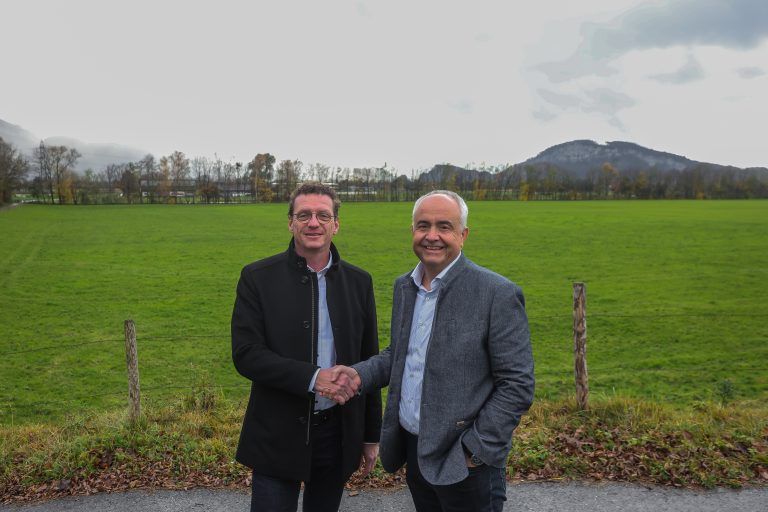 Reichen sich die Hand: Die Bürgermeister Markus Giesinger (Altach) und Manfred Böhmwalder (Götzis). <span class="copyright">VN/Steurer</span>