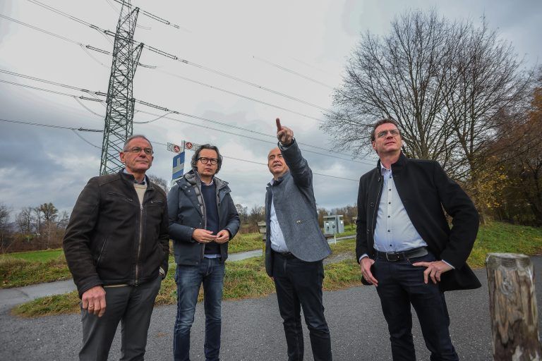 Lokalaugenschein vor Ort (v.l.): Reinhard Rüf (SPÖ-Ortsparteivorsitzender und Parteifreie Götzis), VN-Redakteur Michael Gasser, Manfred Böhmwalder (Bürgermeister Götzis), Markus Giesinger (Bürgermeister Altach). <span class="copyright">VN/Steurer</span>