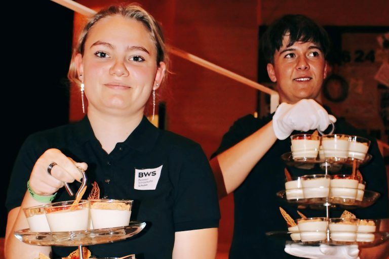Mit einer süßen Versuchung schlossen Bezauer Schülerinnen und Schüler das festliche Menü ab.