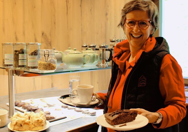 Hat gut lachen – Steffi Schwarzmann durfte das erste Berghaus-Märktle als großen Erfolg verbuchen.