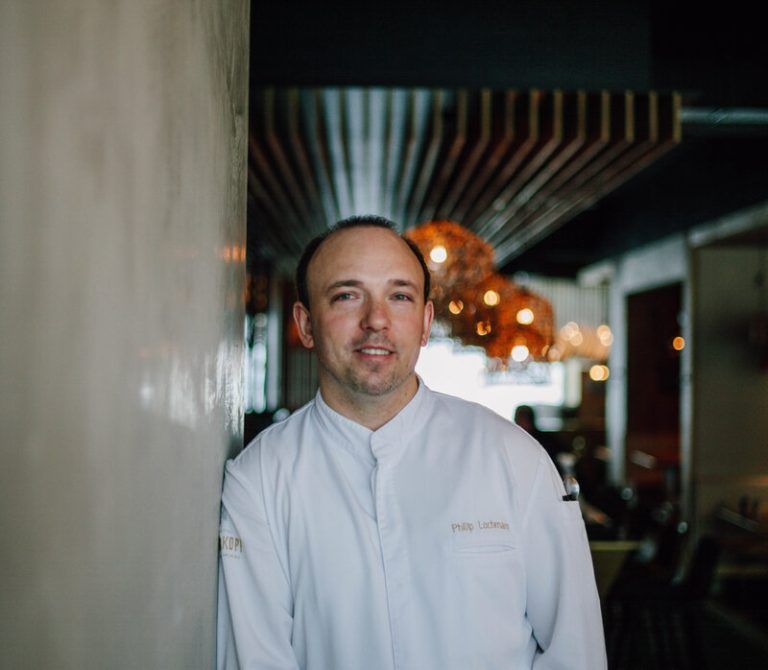 Philip Lochmann ist Küchenchef im Bibers in Warth. Die Gault Millau-Tester loben den Aufsteiger: <br>„Forellentartar mit Sauerklee, Alpenrind-Consommé mit gebranntem Lauchöl und ein Gemüse-Wildkräuter-Tartelette mit Apfel-Gurken-Gelee sind erste Highlights aus der offenen Küche. Auch die Pilzessenz, den mit Buttermilch-Blini servierten Saibling in Alpenkräutertee und Fichtensprossen und das kurz gebratene Wagyu-Rind mit Kerbelwurzel und Beef-Tea-Gelee möchte man gerne öfters aufgetischt bekommen. Super Finale: die Dessertkreation mit Birne, Gerste und dunklem Bier.“