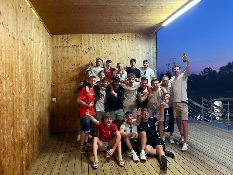 Die Spieler und Fans des FC Schwarzach zeigten beeindruckenden Zusammenhalt sowohl auf als auch abseits des Spielfelds.