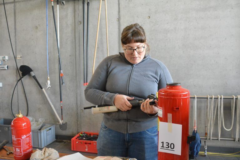 Jacqueline Hackbarth überprüfte die Feuerlöscher auf ihre Funktion.