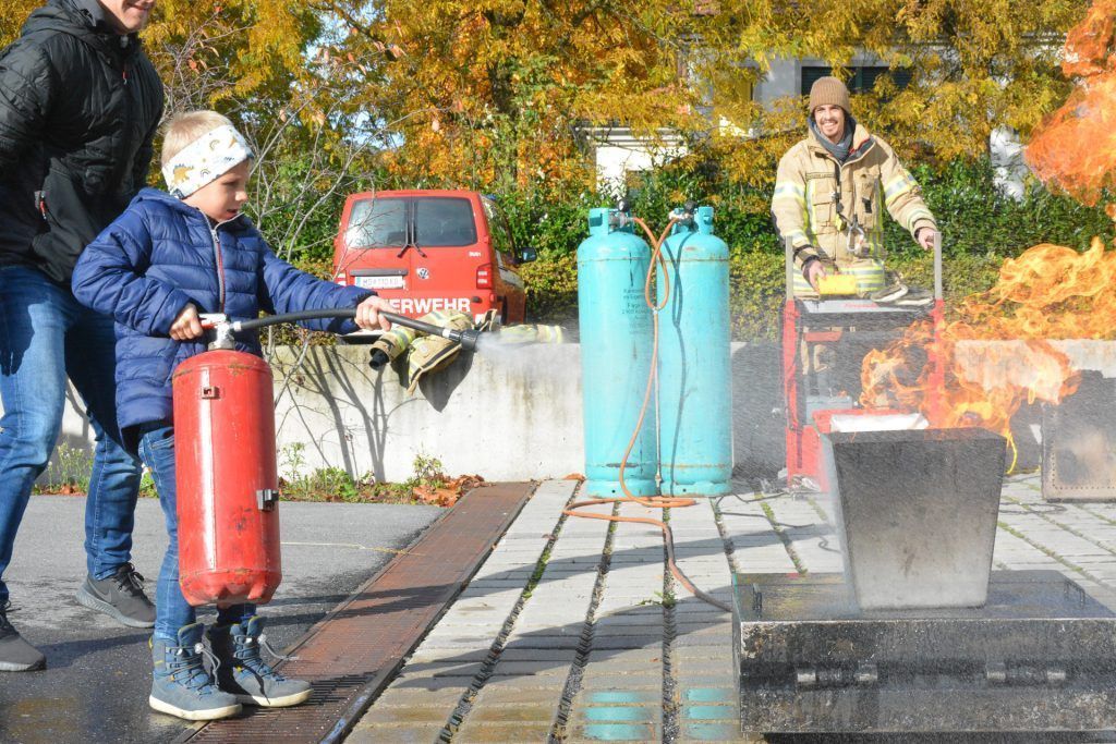 Hier konnte man lernen, wie man ein Feuer löscht