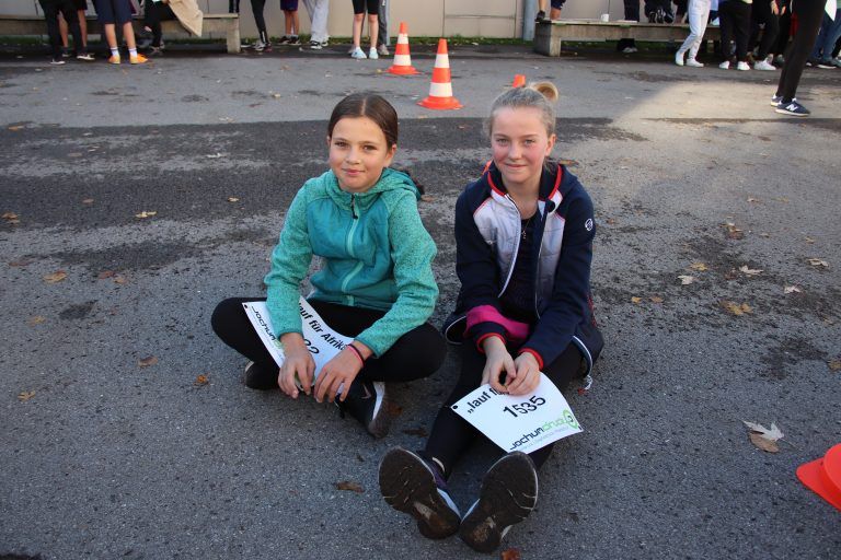 Nach dem Lauf mussten Laura und Maximilia kurz eine Pause einlegen.