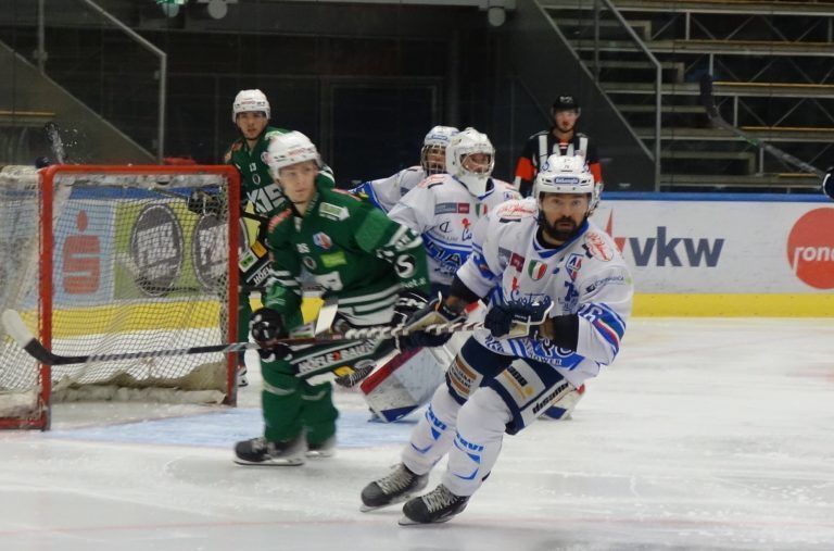 Die Fans des EC Bregenzerwald wurden Zeugen eines aufregenden Eishockeyabends und feierten die Leistung ihrer Mannschaft.