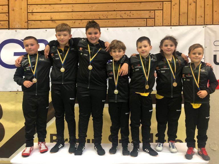 Sieben glorreiche Nachwuchsringer des KSK Klaus machten dem Kraftsportklub viel Freude. <span class="copyright">Verein</span>