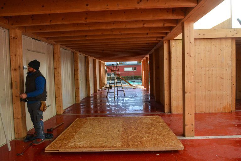Die Containerschule wird mit Holz ausgekleidet.