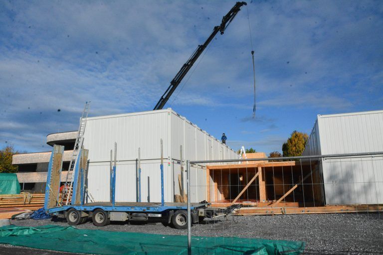 Die Ausweichschule am Schlatt ist im Bau. Die Container stehen am dafür vorgesehenen Platz, nun beginnt der Innenausbau.