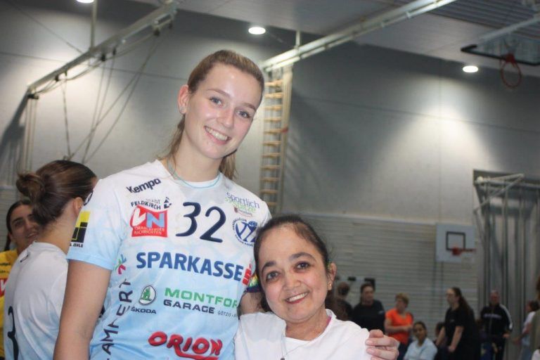 Engagagierte Spielerinnen: Gemeinsamer Sport fördert den sozialen Zusammenhalt. 