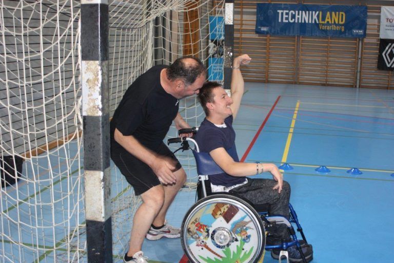 Ortsvorsteher Wolfgang Himmer war beeindruckt von der Freude  der beeinträchtigten Kinder.