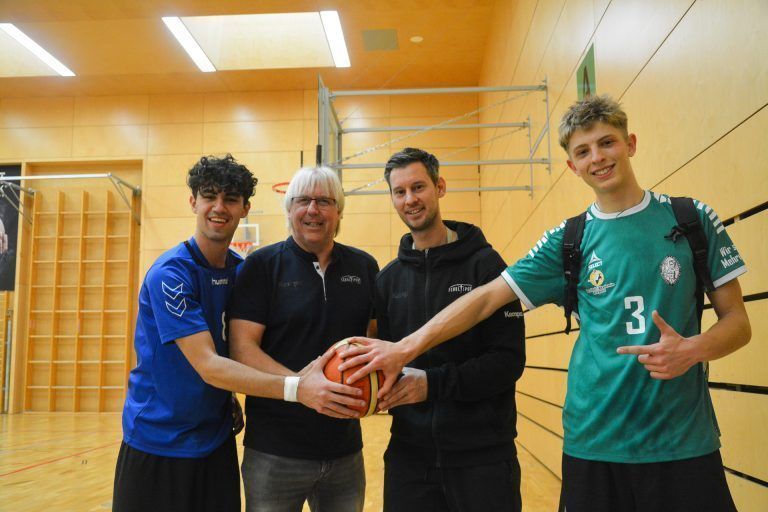 Am Freitag spielten Teams aus 13 Schulen aus ganz Vorarlberg gegeneinander Basketball. Schulsportreferent Christoph Neyer (2.v.l.) und Landesreferent Andreas Khüny (3.v.l.) freuten sich über das rege Interesse an diesem Sport.