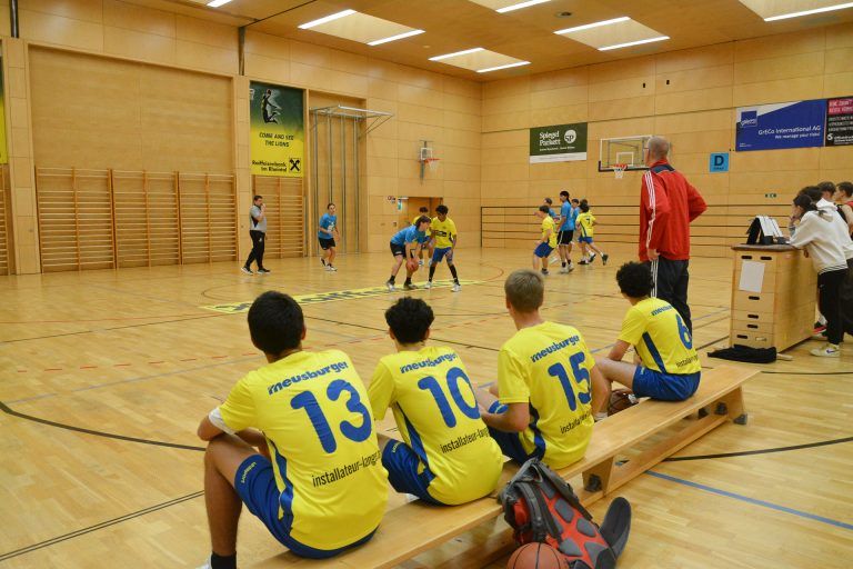 Gespannt wurden die einzelnen Basketball-Spiele beobachtet.