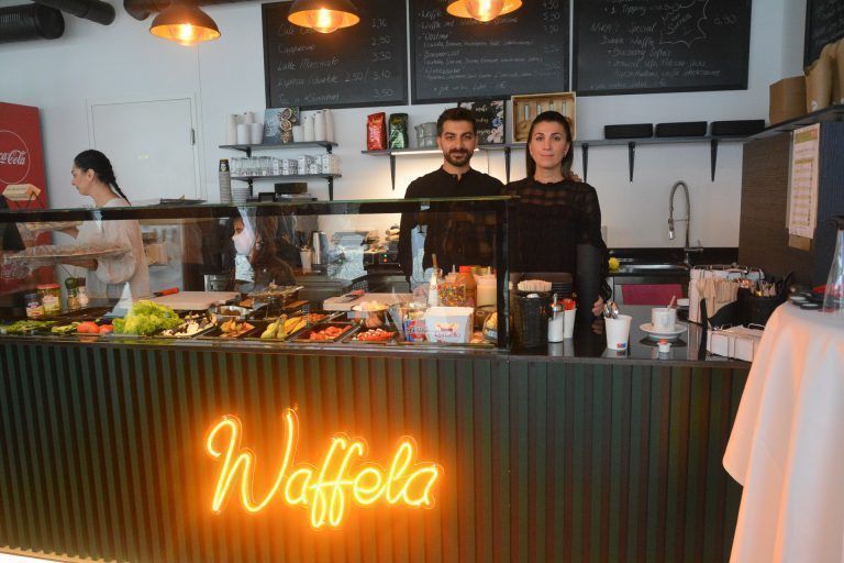 Levent Gültekin (links) eröffnete am Samstag die Waffela. Seine Frau Zehra unterstütz ihn.