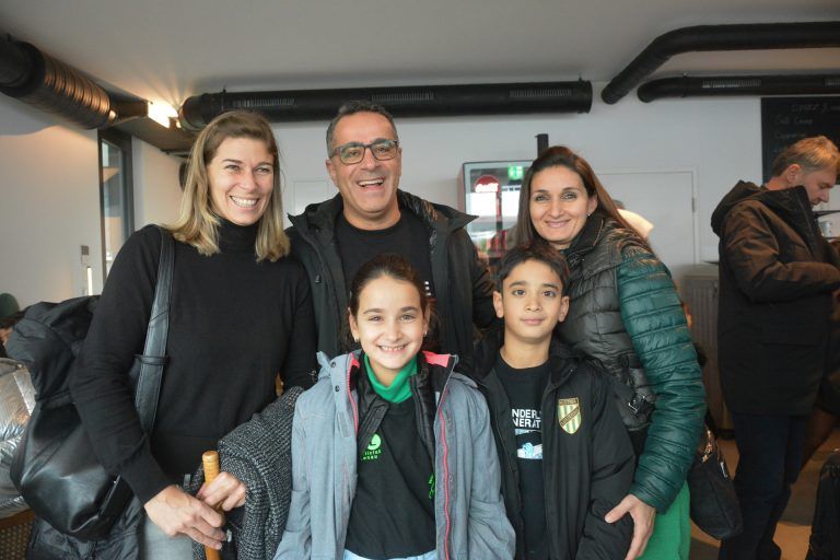 Nadine Peschl, Oguzhan und Yeliz Buldu (v.l.nr.) mit den Kindern Nisa und Kerim.