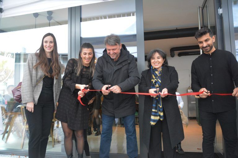 Nathalie Heinisch, Zehra Gültekin, Bürgermeister Fischer, Generalkonsulin Gülseren Çelik und Levent Gültekin durchschneiden das Band.