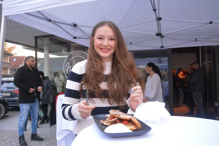 Laura Reicher ließ sich die Winterzauber-Waffel schmecken.
