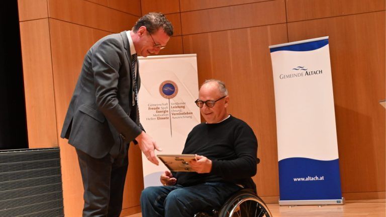 Bürgermeister Markus Giesinger danke den Geehrten persönlich für ihren Beitrag zum Gemeinwohl – wie hier Hubert Kilga vom Rollstuhlclub ENJO Vorarlberg .
