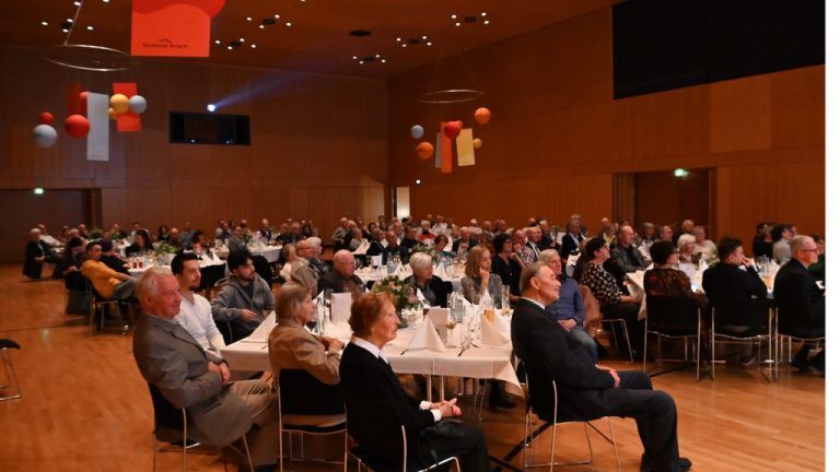 Ein gefüllter KOM-Saal sorgte für das passende Ambiente des Ehrenabends.