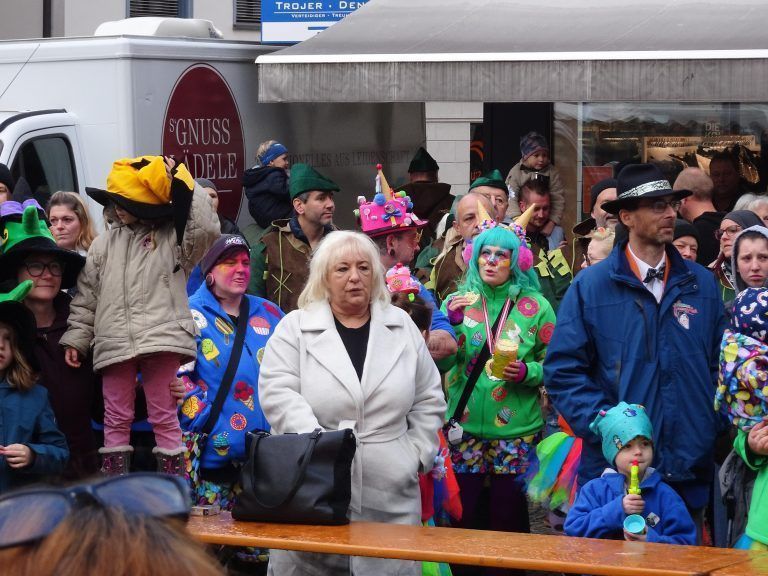 Zahlreiche Schaulustige und Faschingsbegeisterte waren in die Dornbirner Innenstadt gekommen, um beim Opening dabei zu sein.
