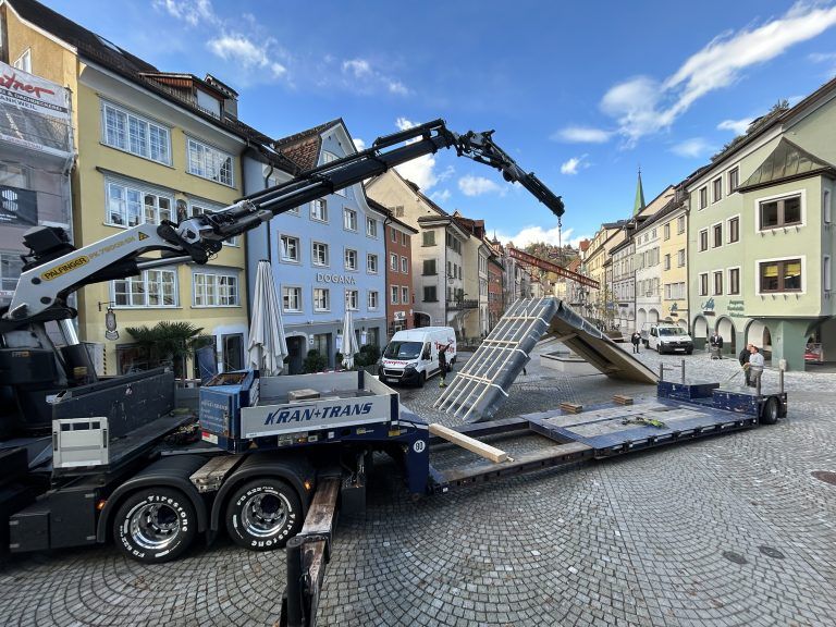 Anstelle den Dachstuhl an Ort und Stelle zu errichten, wurde das Dach nahezu komplett geliefert.