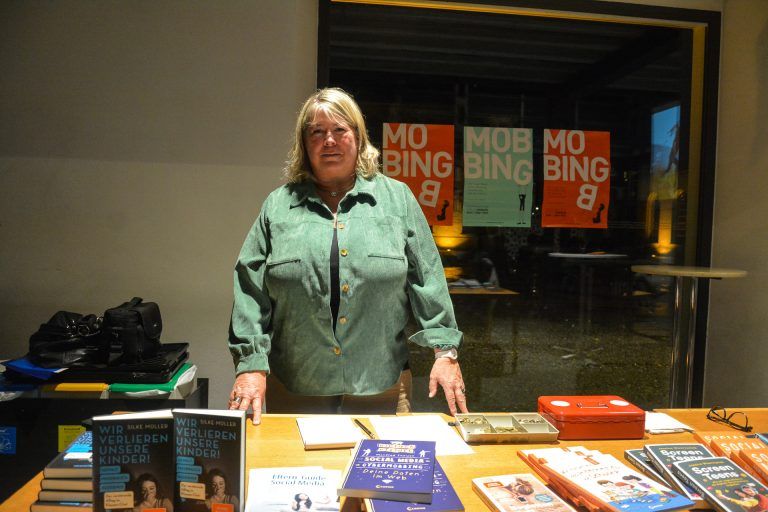 Elfriede Böhler von der Koordinationsstelle Mobbing übernahm den Bücherverkauf.