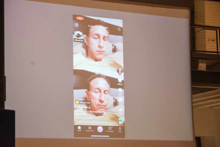 Mit einem speziellen Filter können sich ältere Männer als Jugendliche in einem Video ausgeben.