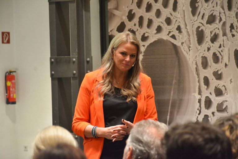 Silke Müller ist Digitalbotschafterin, Schulleiterin und hat das Buch "Wir verlieren unsere Kinder" veröffentlicht.