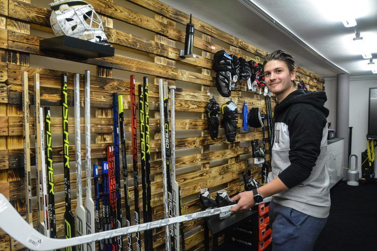 Fabian Pozzera berät in seiner trainingsfreien Zeit seine Kunden im Lustenauer Eishockey-Geschäft.