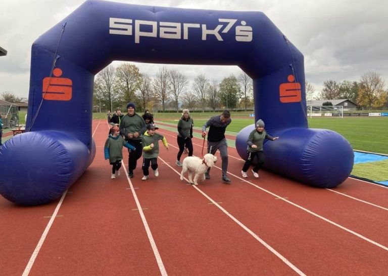 Alle liefen mit und unterstützten beim Spendenlauf den krebskranken Niclas - sogar ein Hund.