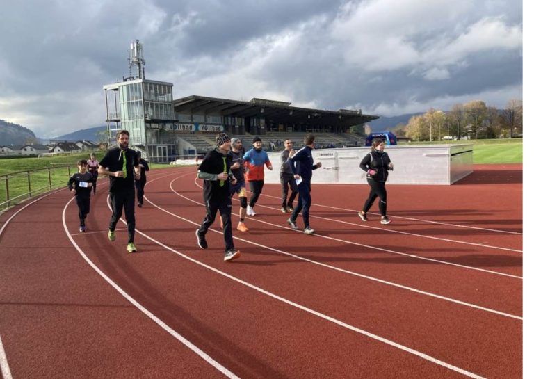 Mit sportlichem Einsatz unterstützten alle Teilnehmer des Spendenlaufs das krebskranke Kind.