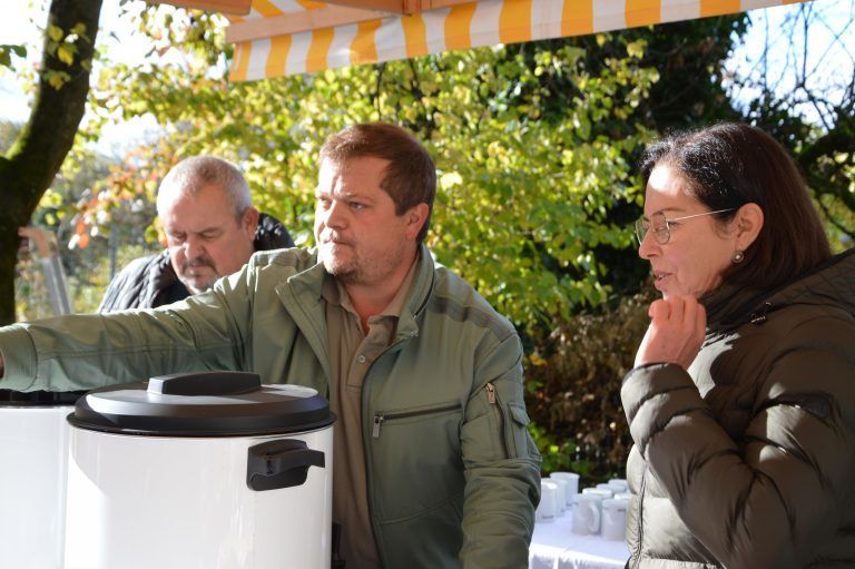 Anrainer sorgen für das leibliche Wohl.